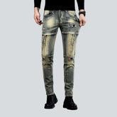 Gealterte, dehnbare Herrenjeans